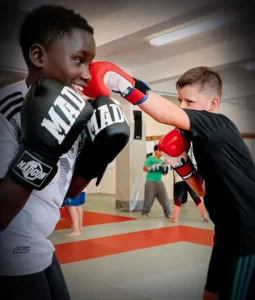 Zwei Jugendliche machen eine Übung im Youngster Boxtraining von Combat Club Cologne